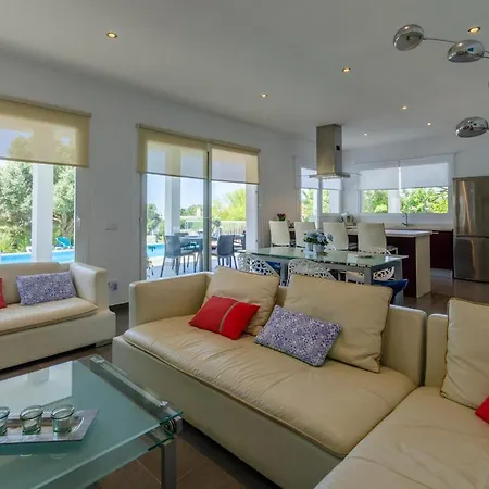 Abril Villa Binisafua