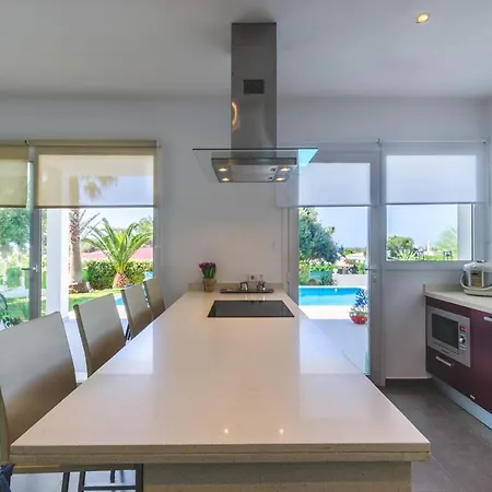 Abril Villa Binisafua